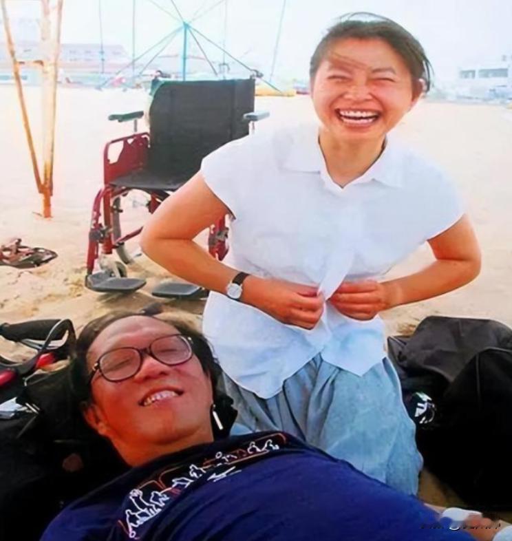 2010年，作家史铁生突发脑溢血，医生问他的妻子陈希米：“救不救？”没想到陈希米