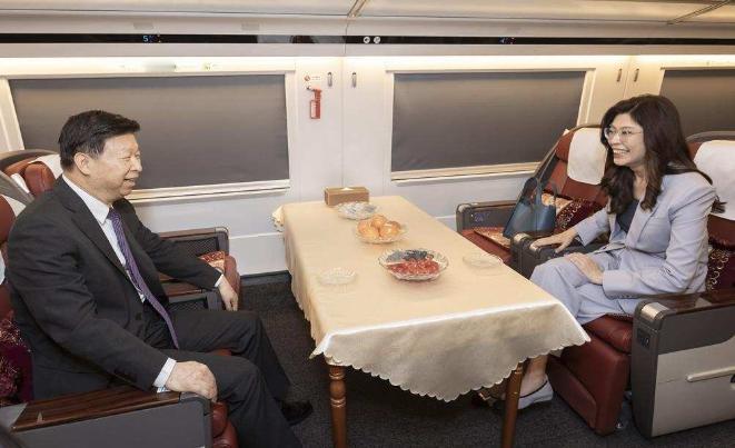 郑丽文上了复兴号，茶杯放桌上水面几乎不晃，300多公里一个多小时到南京，她全程笑