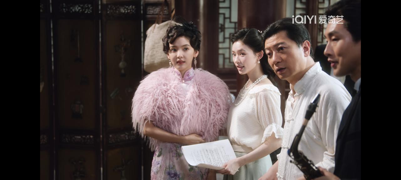 虽然有女主光环，章若楠一集可以换十几身裙子，可还是觉得林允更出挑。怪不得星爷能