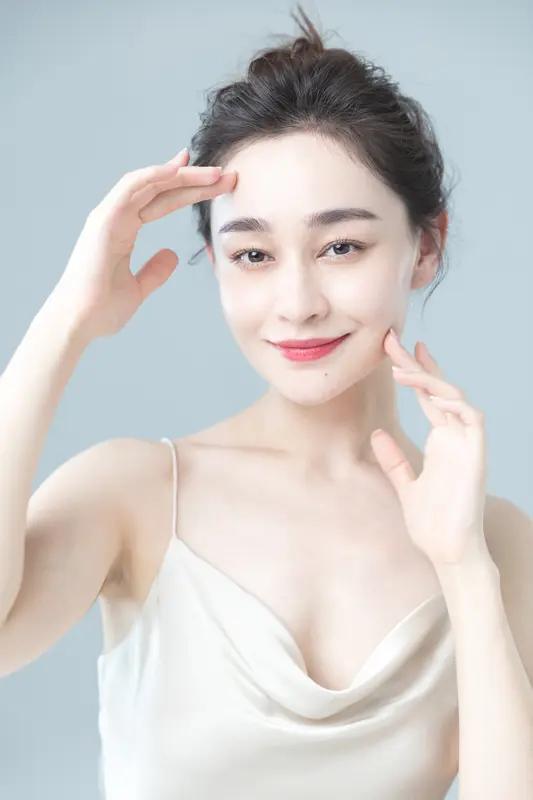 在《乘风2026》一公舞台上，演员李小冉演唱《心愿便利贴》时严重跑调忘词，被网友