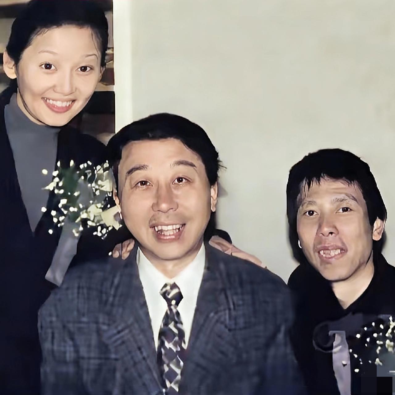 1999年，冯小刚和徐帆结婚当天，作为好友的冯巩到场祝贺，一张罕见的合影，作为贵