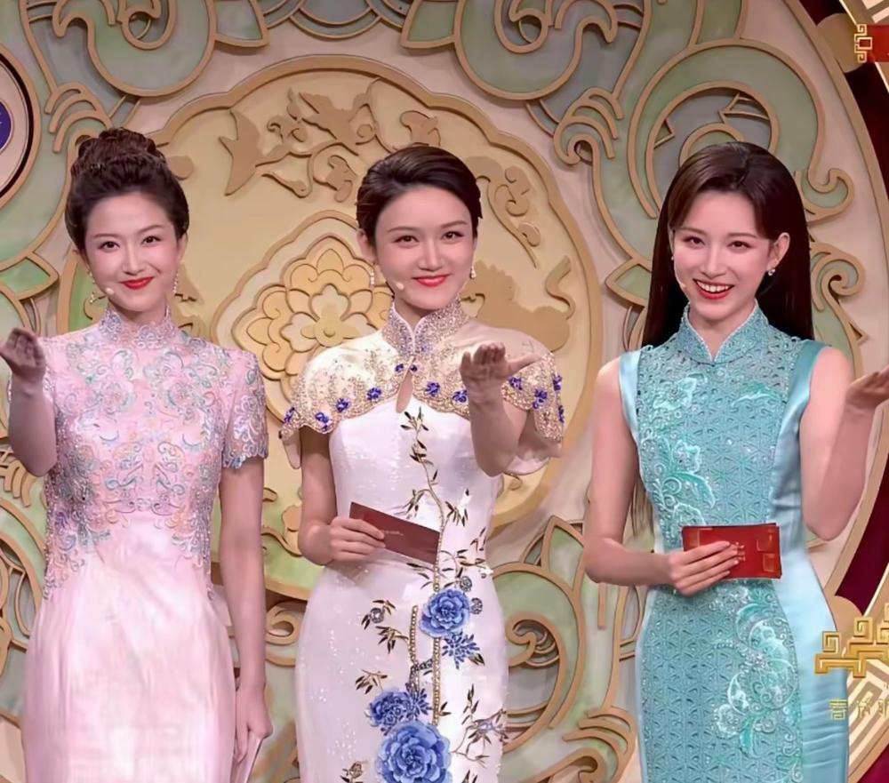 对比以前和现在春晚女主持人。2026春晚三位女主持人刘心悦年纪居然最大，39岁