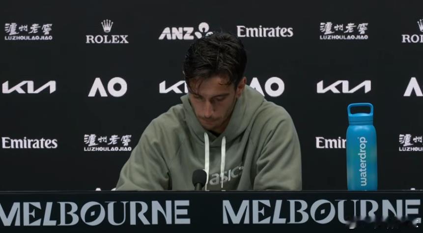 穆塞蒂在澳网1/4决赛退赛后“我在第二盘开始时就感觉到了。我觉得我的右腿有些不对