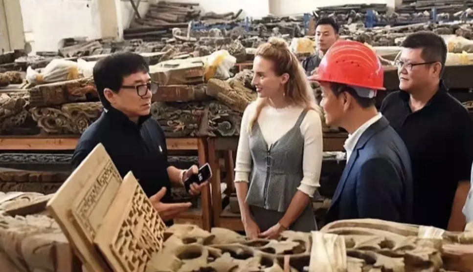 早年，侯耀文看上一个大爷家的黄花梨家具，他没敢声张，问到：“这件破家具还要吗？不