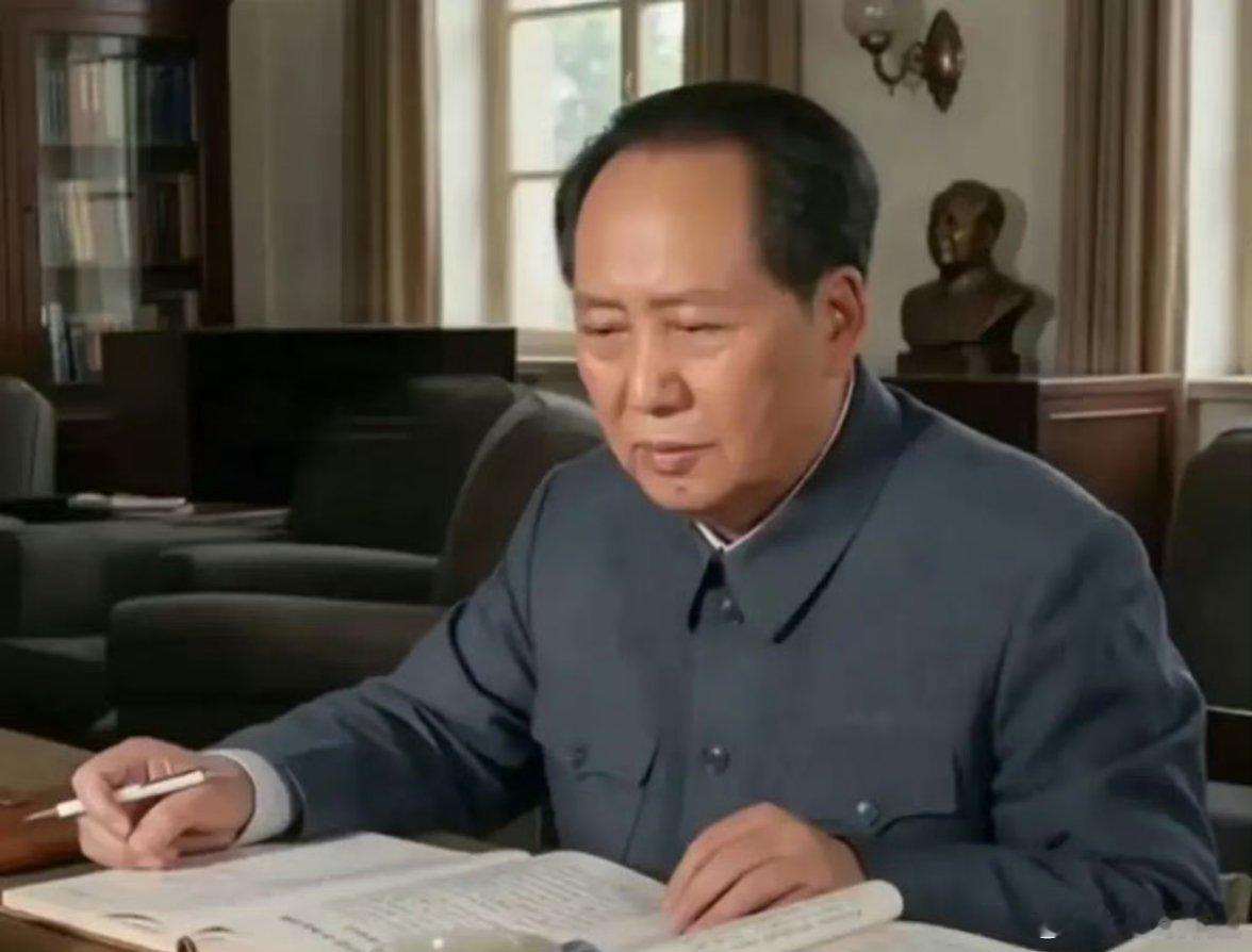 第一次见！毛主席办公时的一张老照片