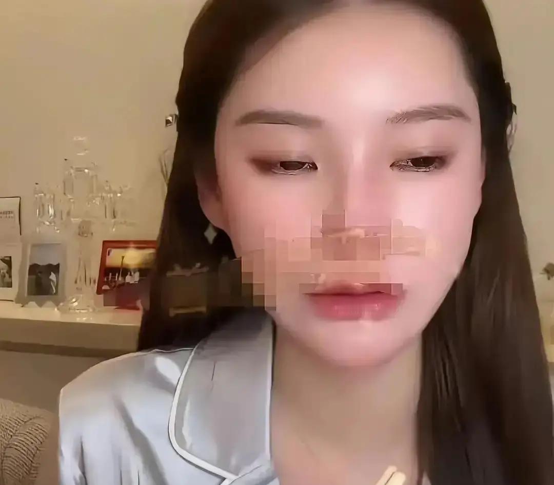 睡客厅十年，一张床就换人地铺十年，保姆连放一件外套的角落都没有。汪小菲家换