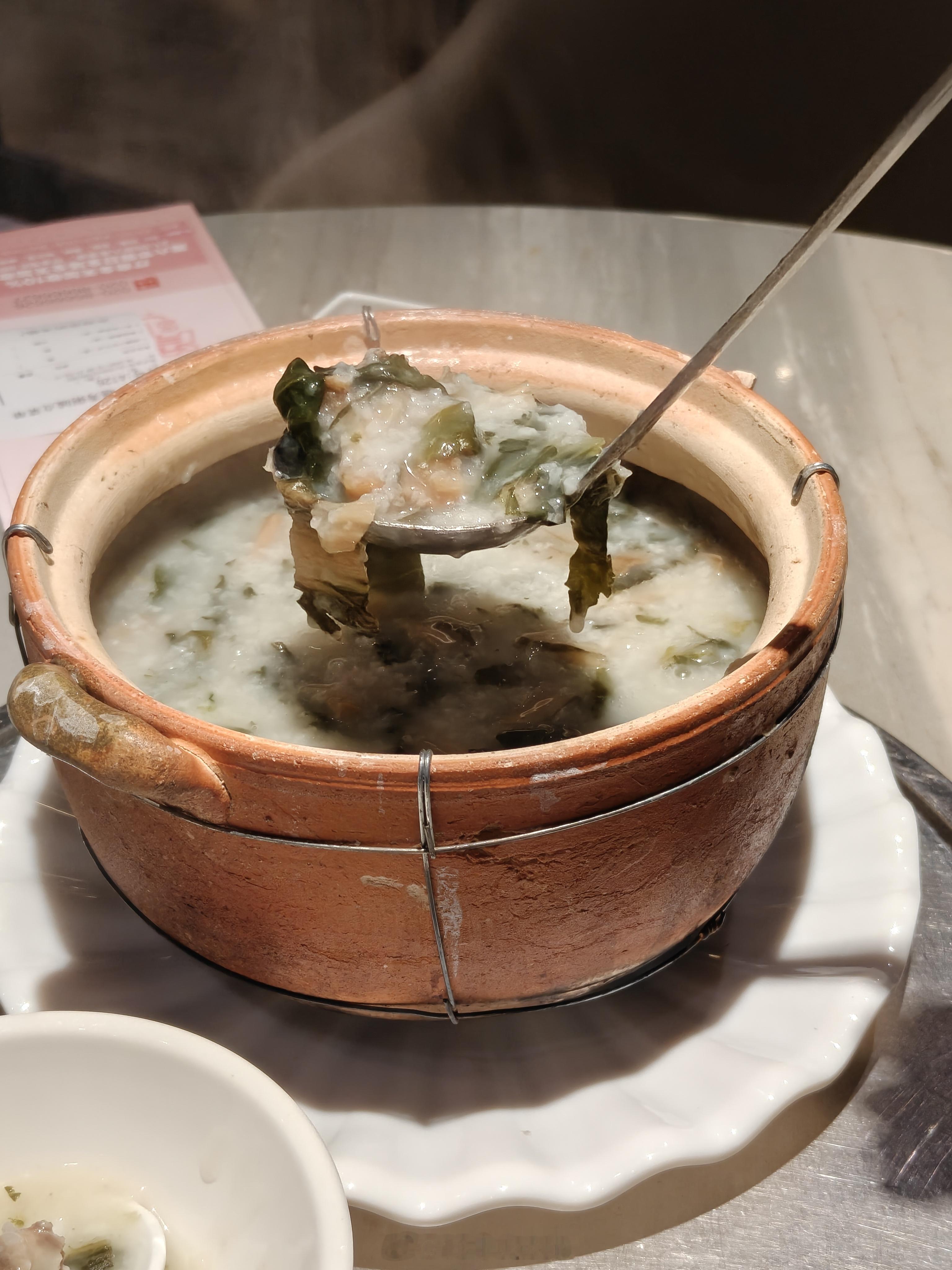 最近都是「老嘢饭」潮流，于是昨晚久违地去吃了顿老派粤式夜宵。好耐未食过咁正嘅烧骨