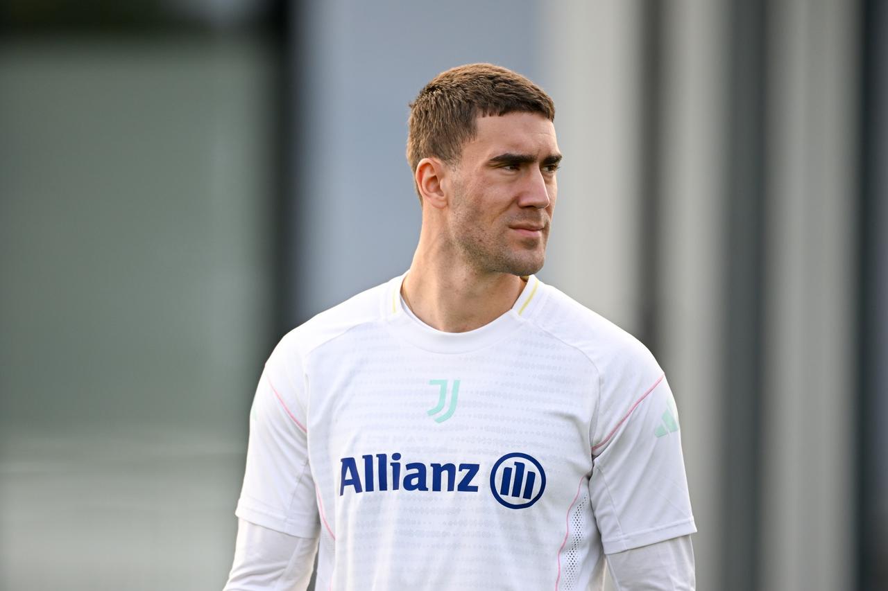 尤文图斯不打算在一月份与弗拉霍维奇商谈续约事宜。科莫利表示，双方已将所有谈判推迟