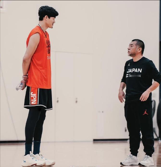 日本男篮主帅冈谷大成直言，要双杀中国男篮。这名刚刚上任不足半月的新主帅，今天