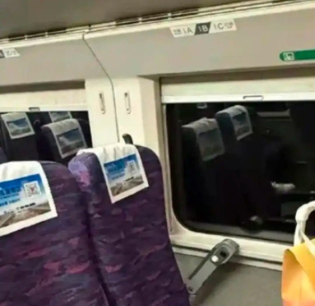 乘客买到高铁08车01C座上车懵了网友调侃：第一次坐高铁，坐出了找盲盒座位的既视