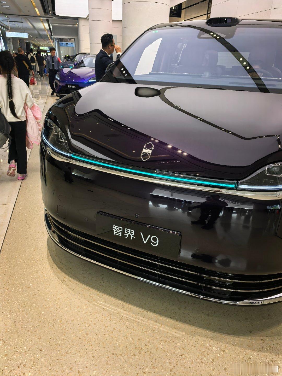智界V9和享界V8哪个好看一些？那个轮圈倒是挺好看的。但这些车型的差异化总感觉不大，像是一个模子里刻