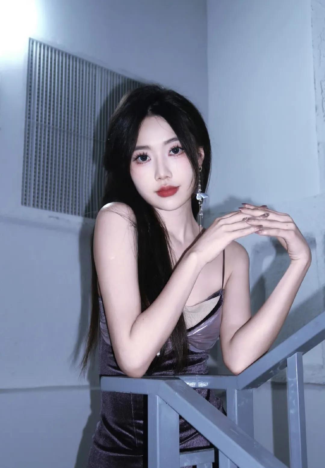 电竞主持新晋女神陈鱼，小妈也过母亲节吗？有一说一，颜值身材确实高，她主持的时候，
