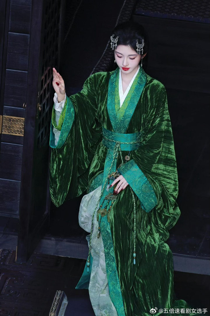 鞠婧祎多年坚持舞台训练，维持唱跳状态不松懈，每一次登台表演都认真对待精心准备。大