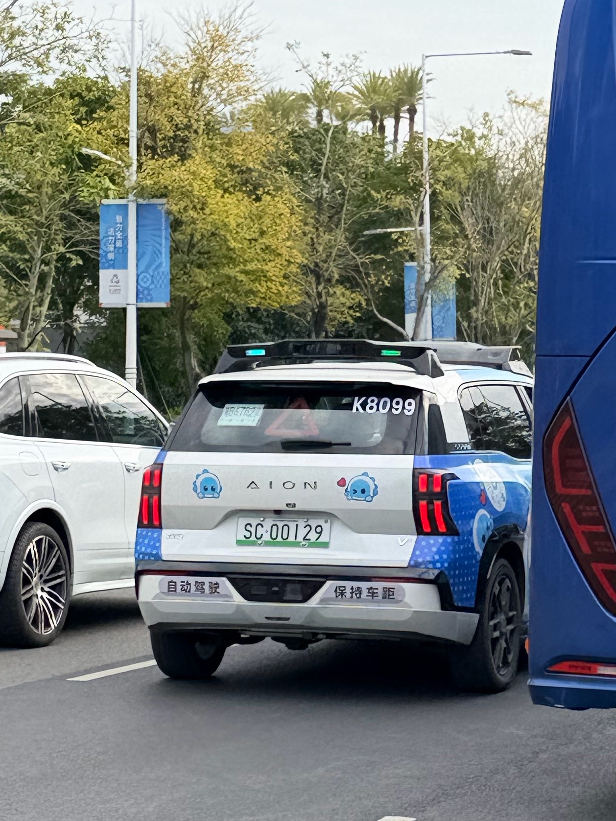 早！看到无人驾驶汽车上的车牌不就是网上呼声最高的白底条纹的新车牌咩？真的好看太多