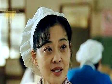 央视开年剧收视破2.4，差评骂翻评论区刷到李雪琴追师父的片段，你尴尬得抠出