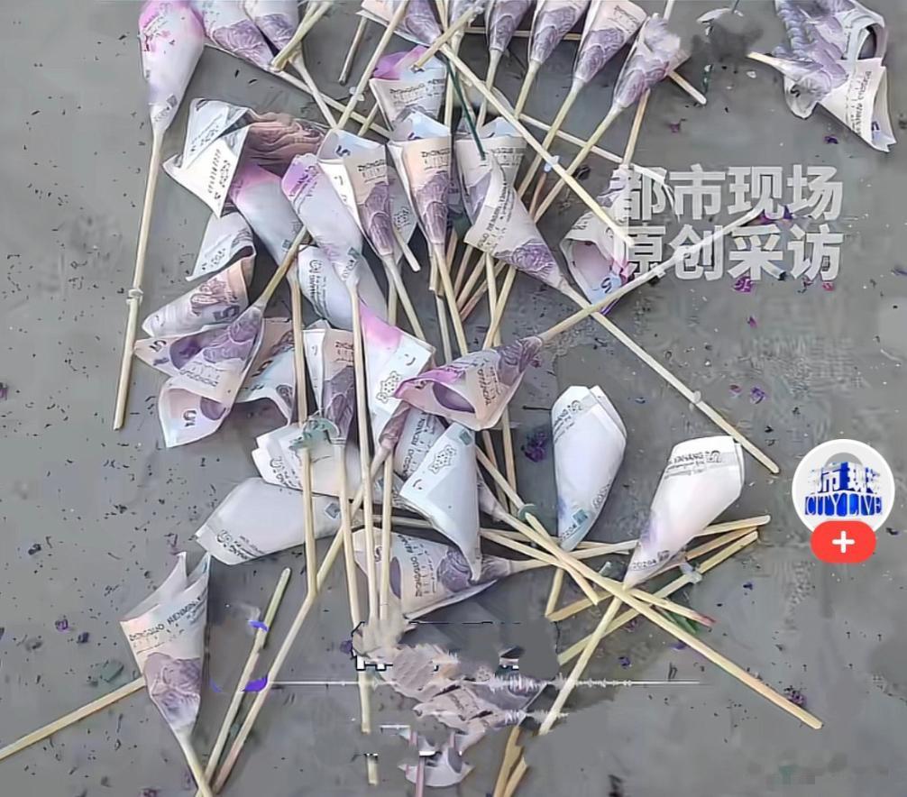 近日，山东潍坊郑女士扔垃圾的时候，在垃圾箱里发现一塑料袋东西，拿出来一看惊呆了…