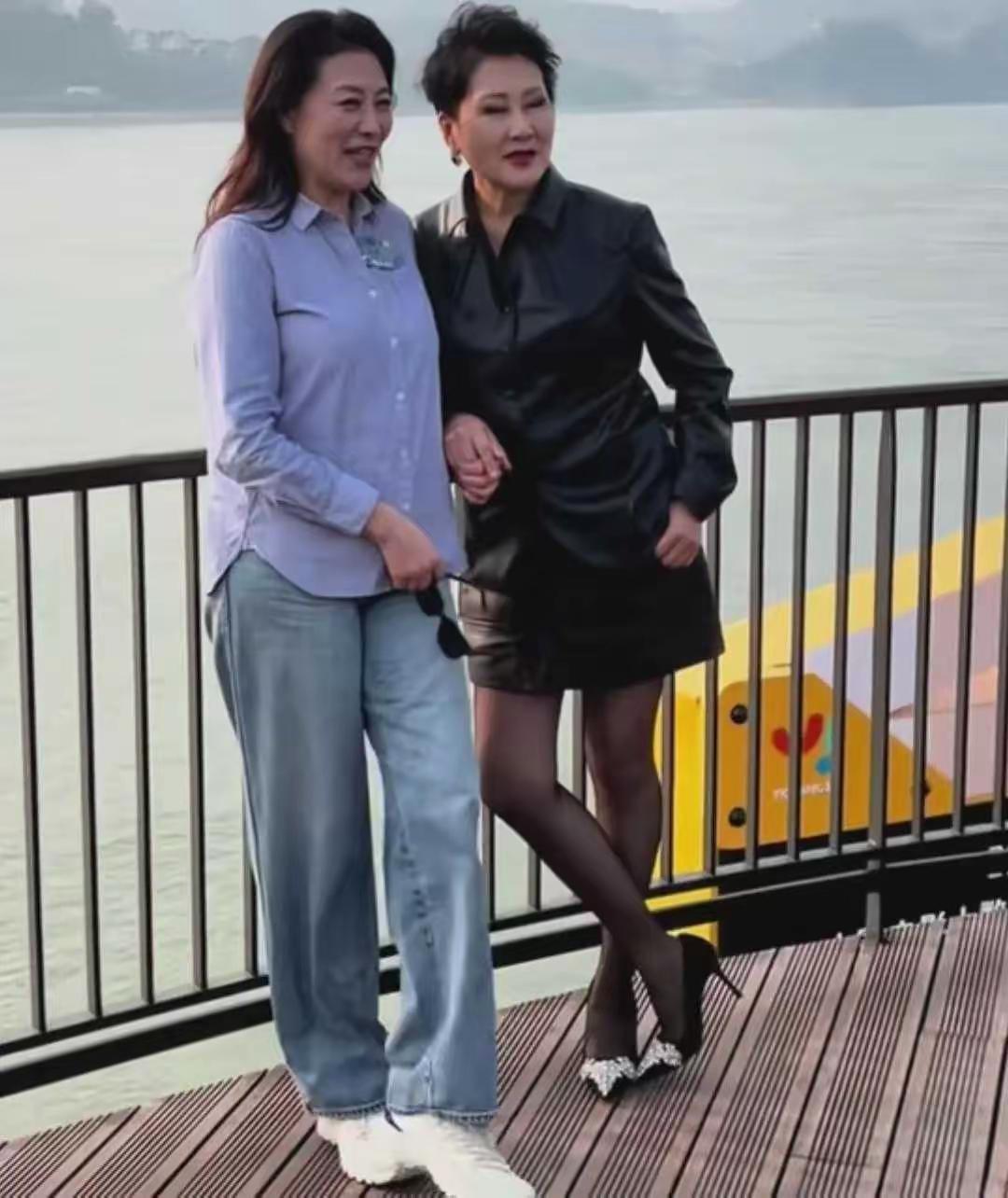 张凯丽想把岳红当软柿子捏，她这是自取其辱！她浓妆艳抹，还穿上了细高跟和小皮裙，自