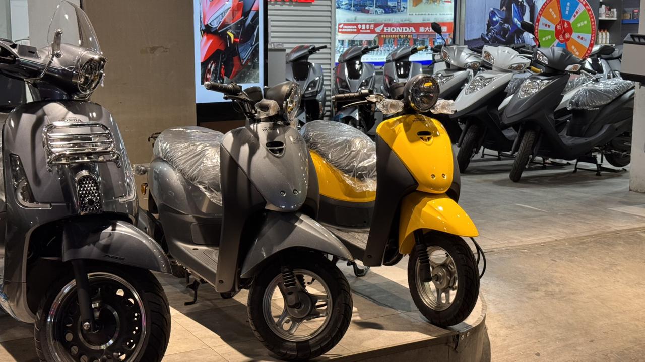 刚路过摩托车店，看到一台复古的50cc很想很想买回来送给meimei虽然她