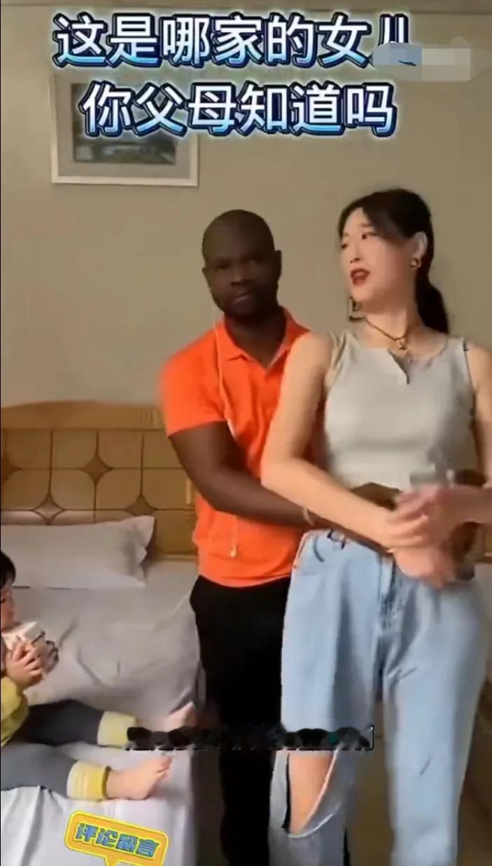 女子介绍自己的黑人男朋友，男朋友质疑自己生的孩子为什么肤色跟他不一样，经过美女的