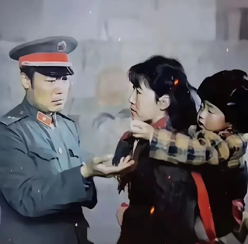 这是1985年王志忠副连长，在昆明火车站与妻子儿子分别时的照片。照片中王志忠穿