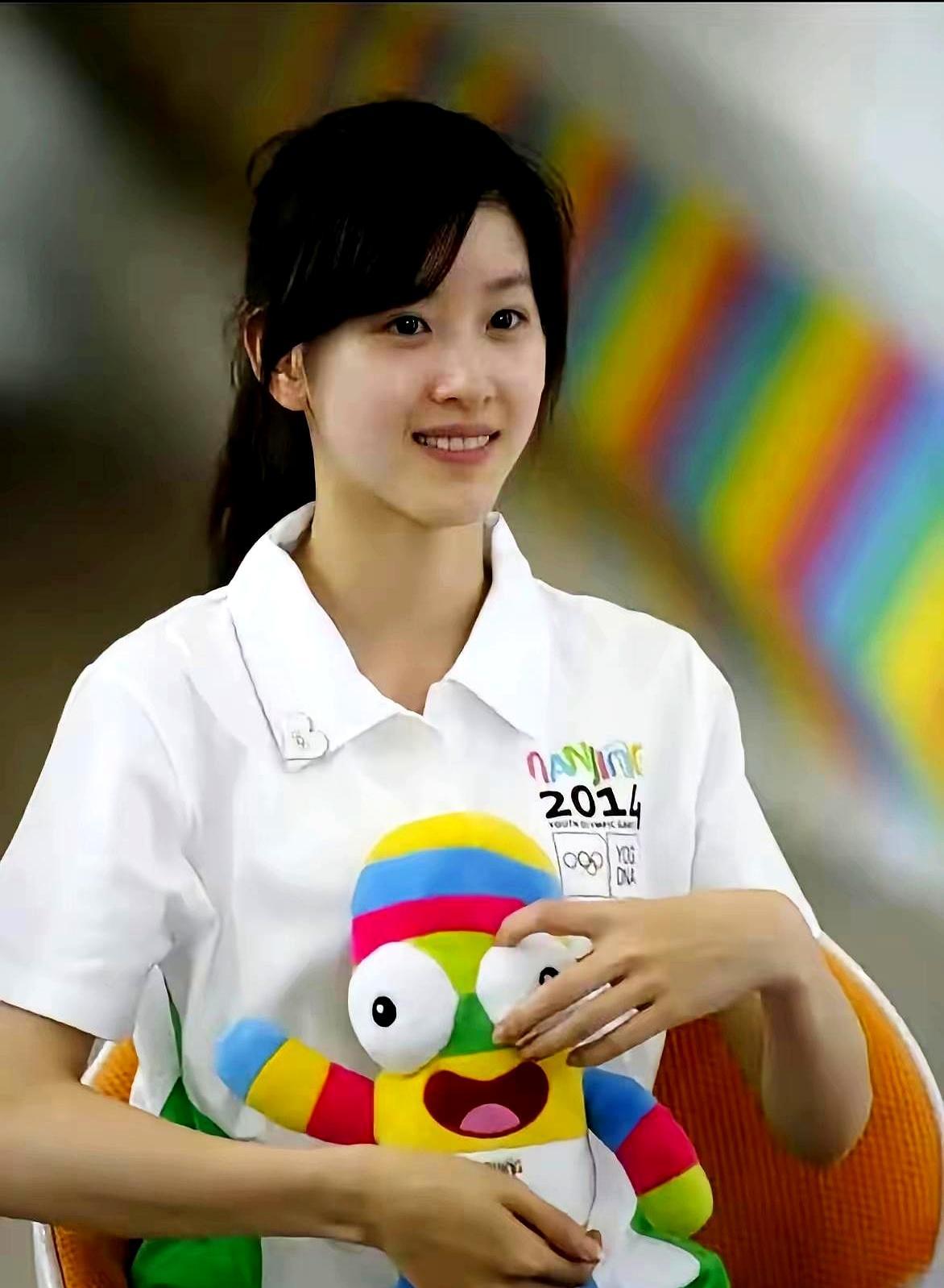 首句：10天掉粉20万！章泽天播客《十问》上线，首期请刘嘉玲，话题却全跑她