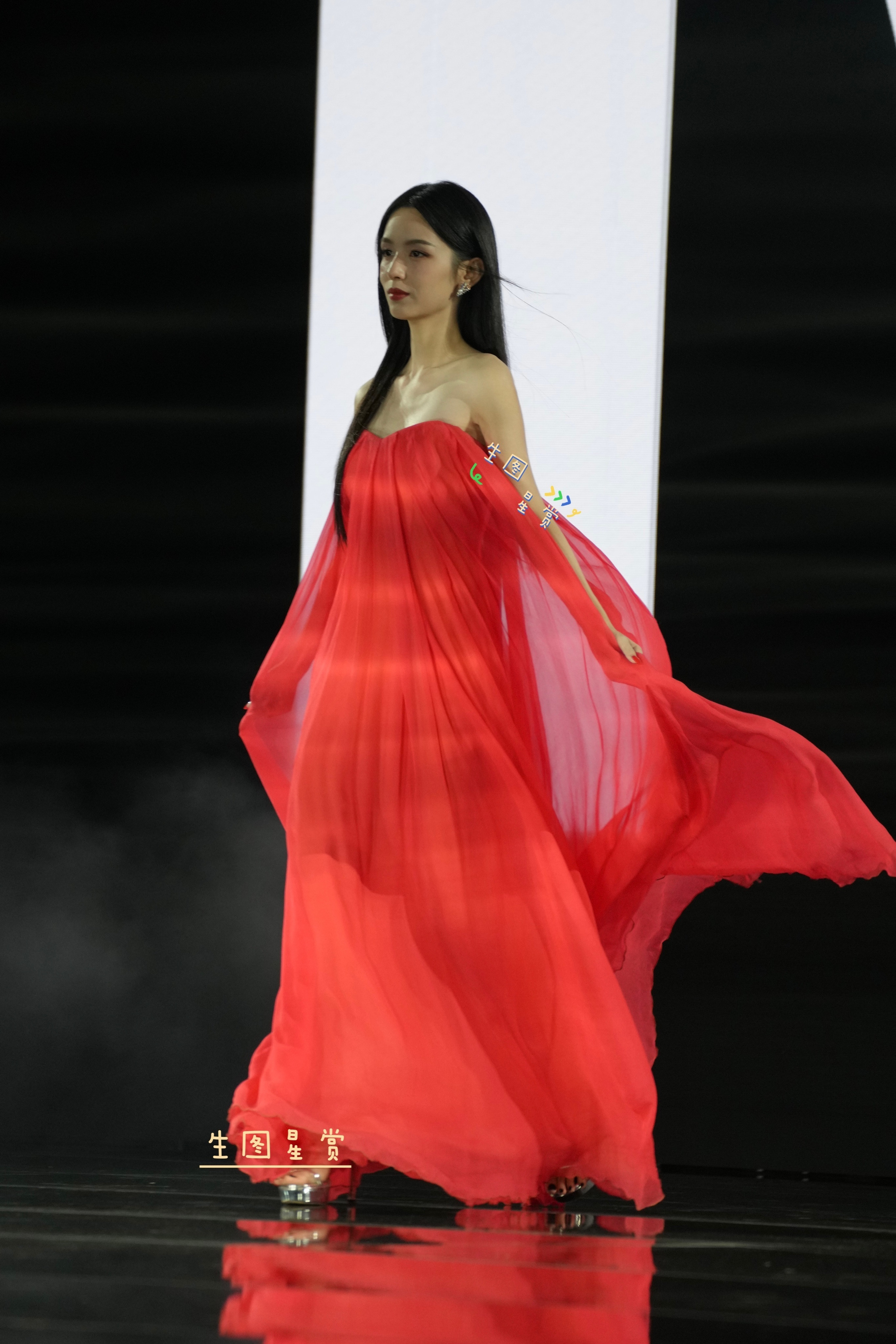 周也周也欧莱雅巴黎时装周t台造型也子超美的东方美人​​​