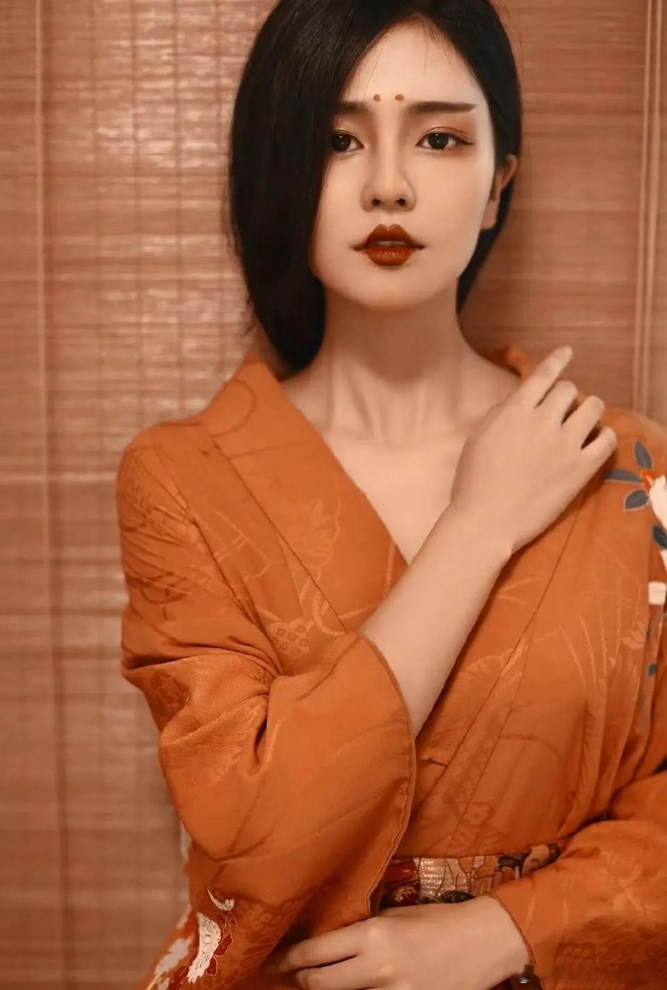 白鹿还拍过这种写真啊，怎么看着这么诡异