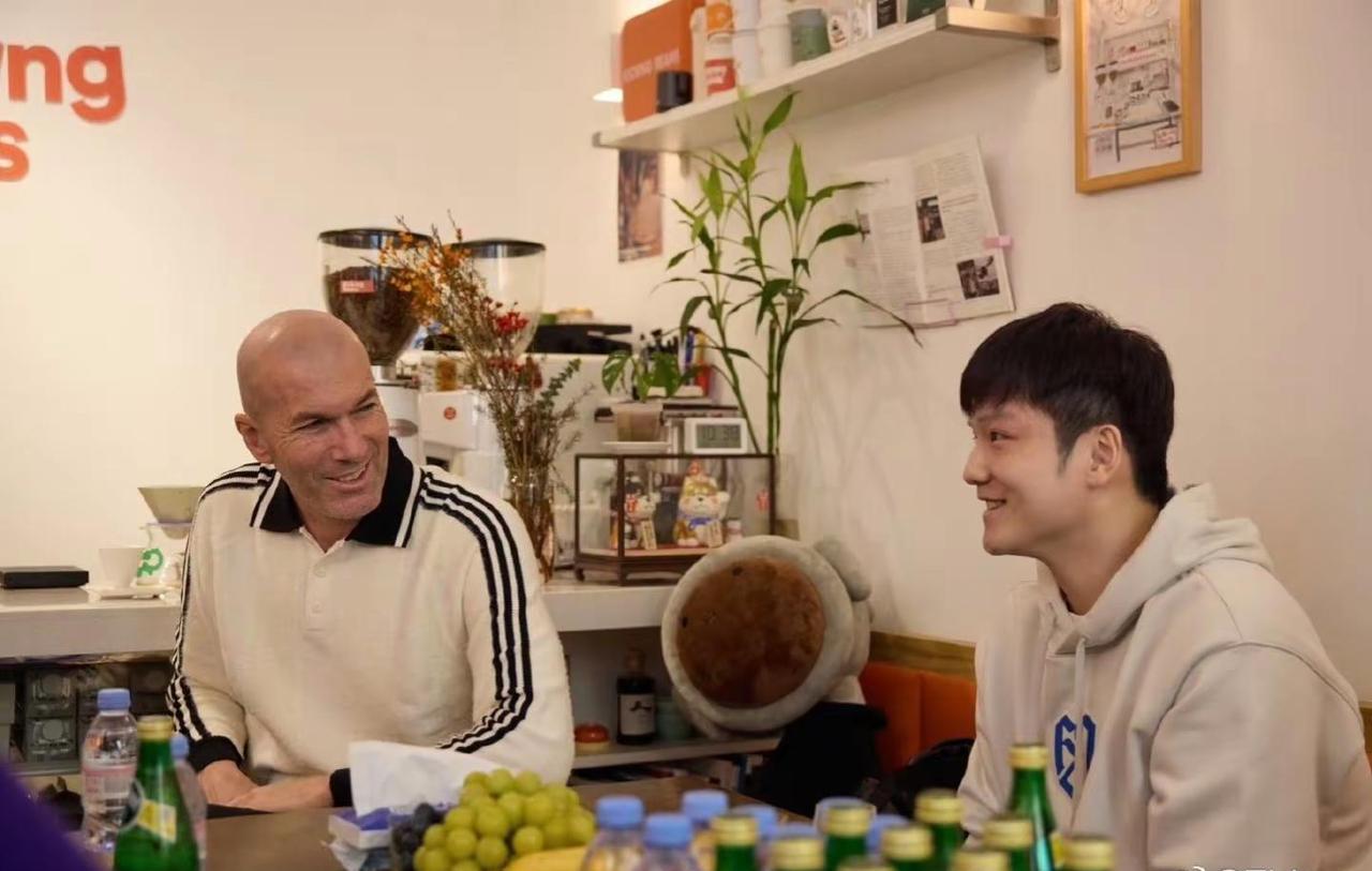 樊振东在巴黎街头拦住了齐达内。开口第一句话不是要签名。他指着齐达内的卫衣说：