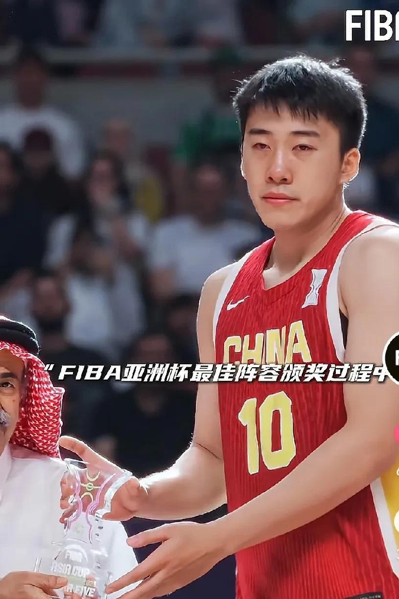胡金秋一句话说哭领奖的王俊杰中国男篮亚洲杯获得亚军，总决赛以一分只差输给澳大利