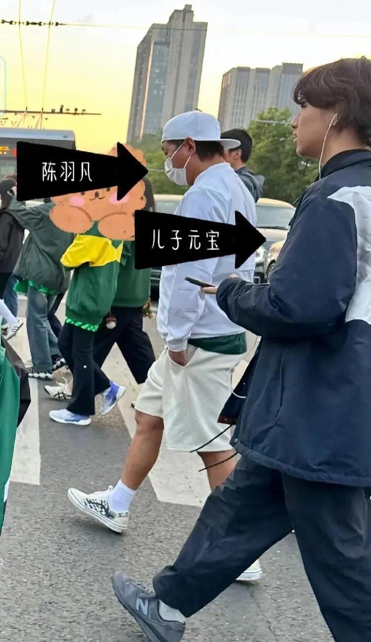 陈羽凡罕见带17岁儿子现身！元宝扎小辫身高超1米8，个性十足。陈羽凡身着白色卫衣