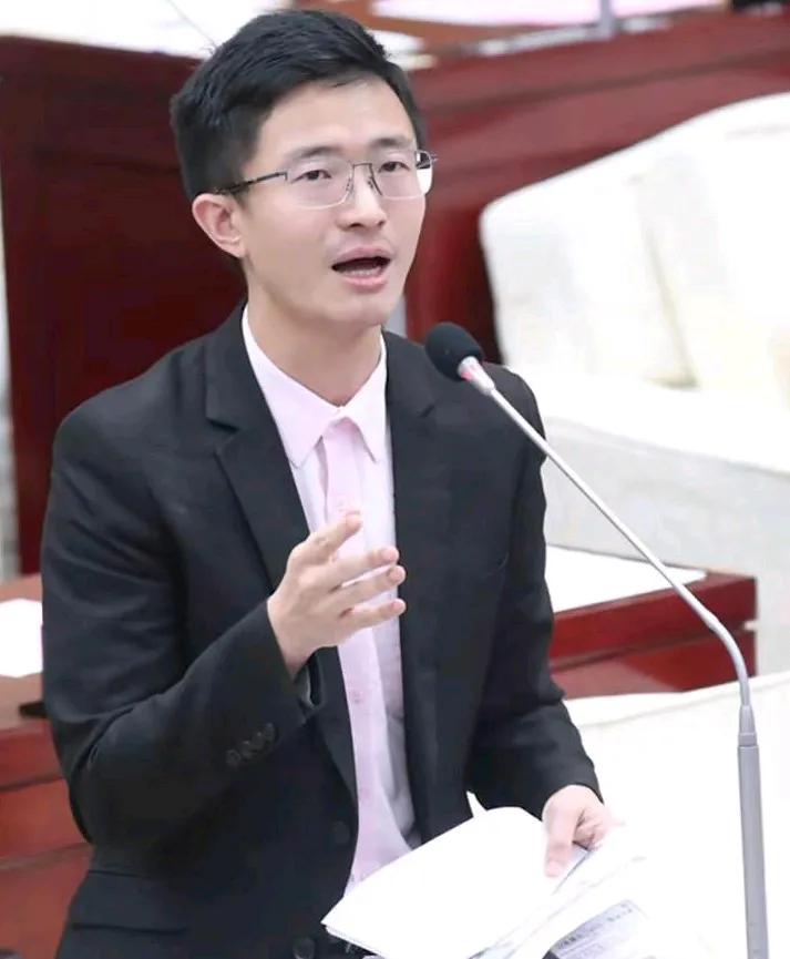 台湾关税叠加引发热议，侯汉廷9日批，民进党偷偷摸摸，被媒体问才告知，美国对台湾地