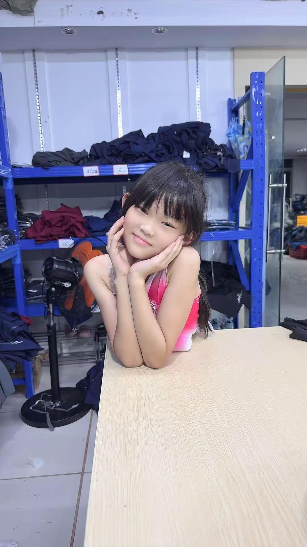 自信的宝贝最可爱阳光小女孩就是这么酷