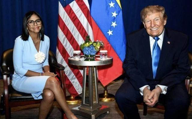 委内瑞拉又上演了一出戏，此前被美国捧上神坛的反对派领袖马查多，趁代总统罗德里格斯