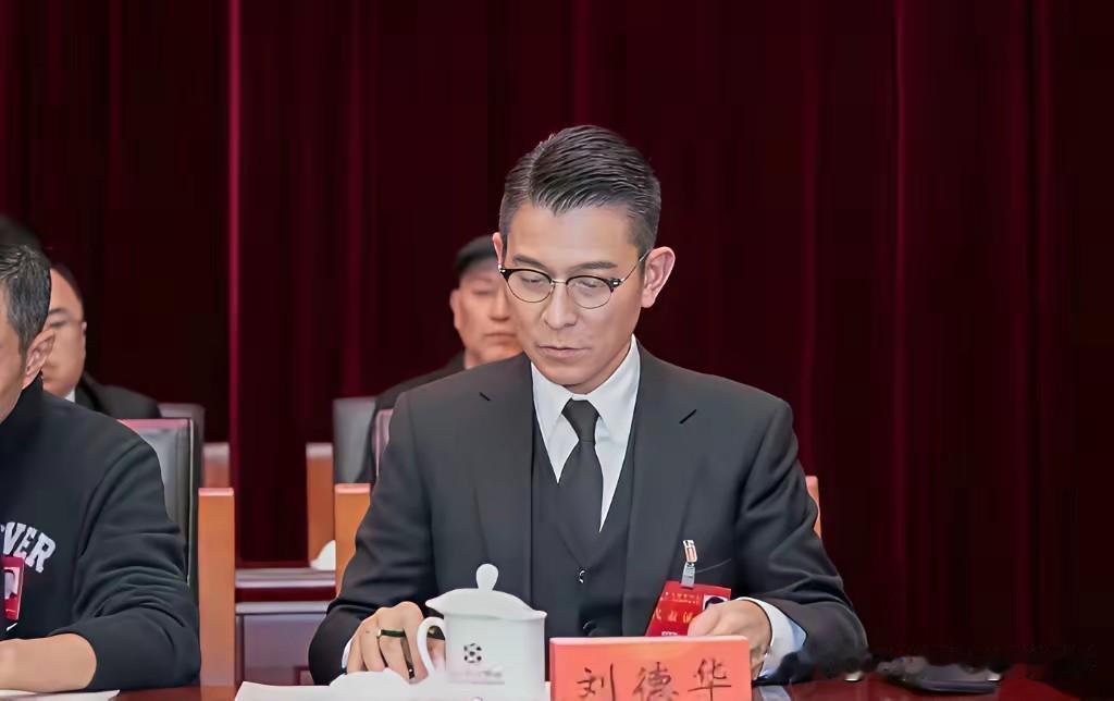 刘主席风度翩翩，认真学习中。戴着老花镜，怕漏了一个字。