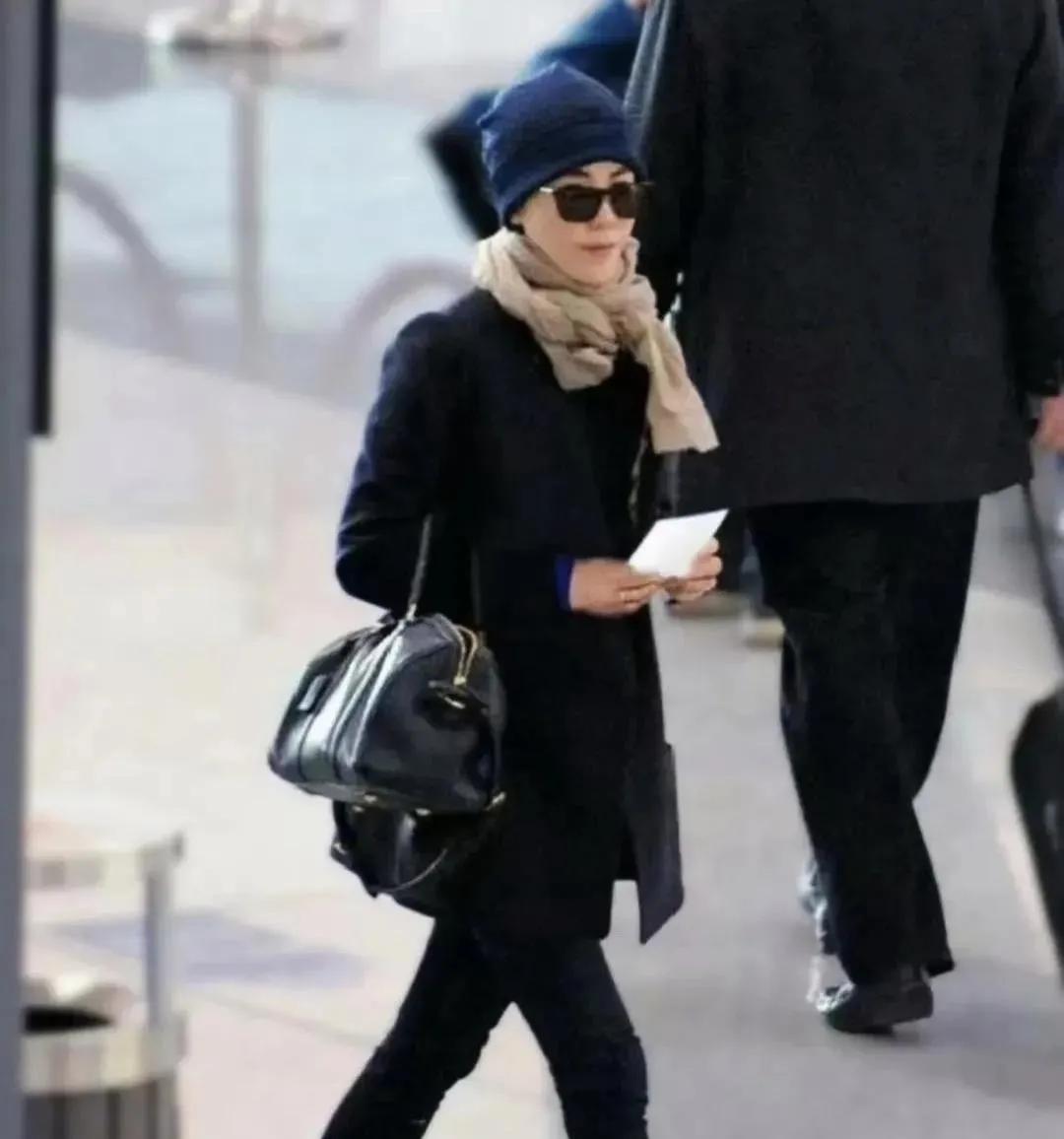 王菲私服太有范儿！简约穿搭藏不住的御姐气场王菲的机场生图永远能让人眼前一亮