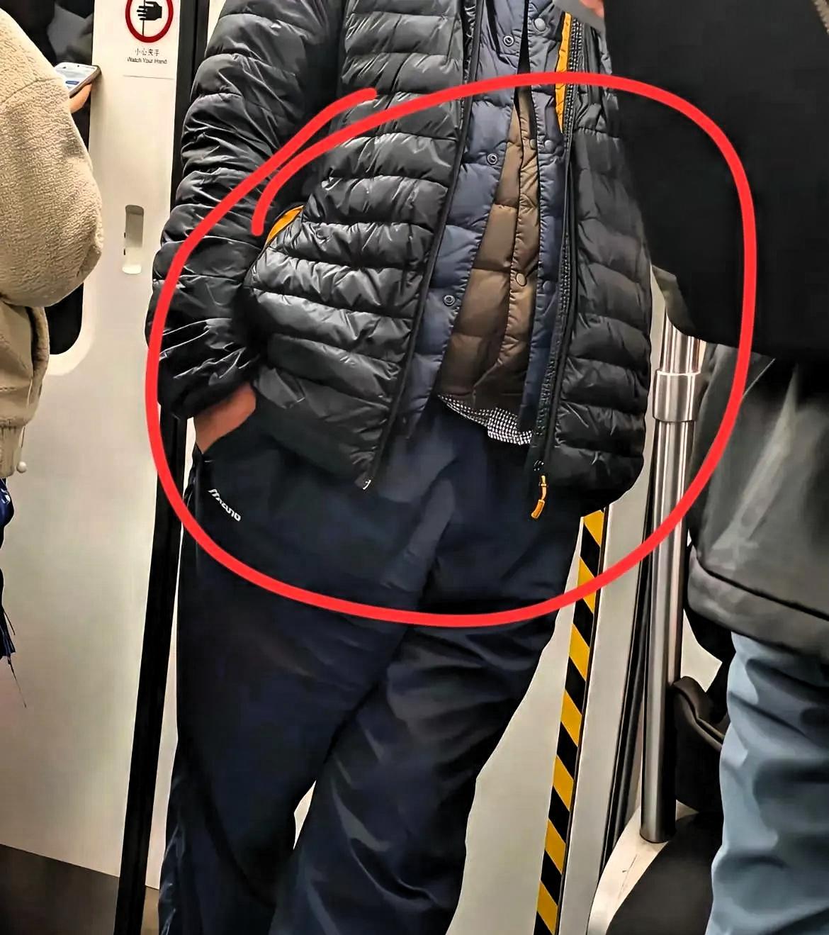 地铁上叠穿羽绒服的大哥，悄悄破解了过冬的物理密码。今早地铁里，一位叠穿两件