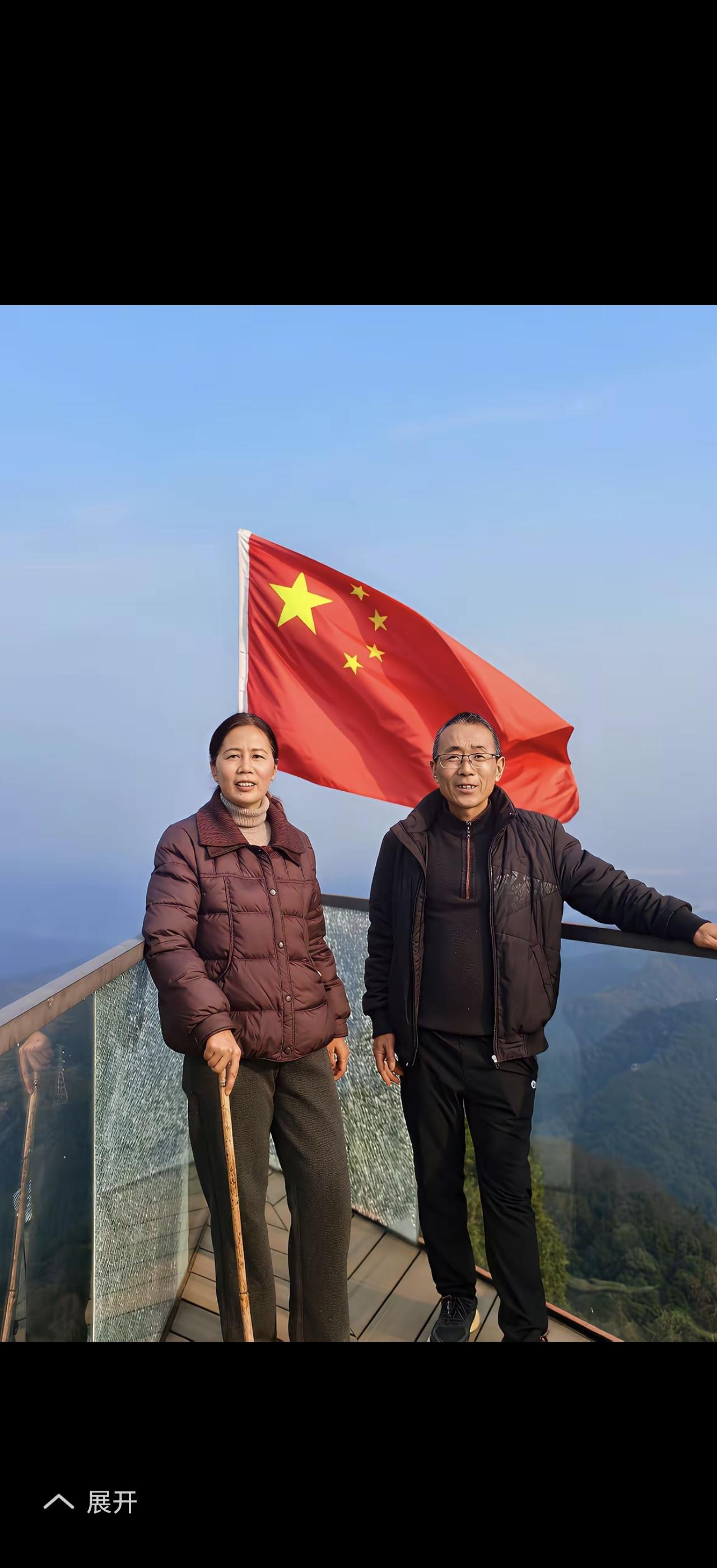 登山远望真的是超棒的体验。就像那首诗里说“意兴登山长远望，日出辉映忘华龄”，当登