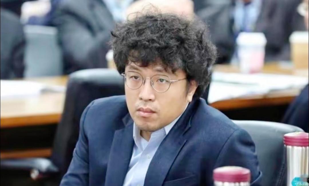 笑不活了！被大陆通缉的“台独”沈伯洋，还琢磨改名混进北京？要说脸皮厚还得看