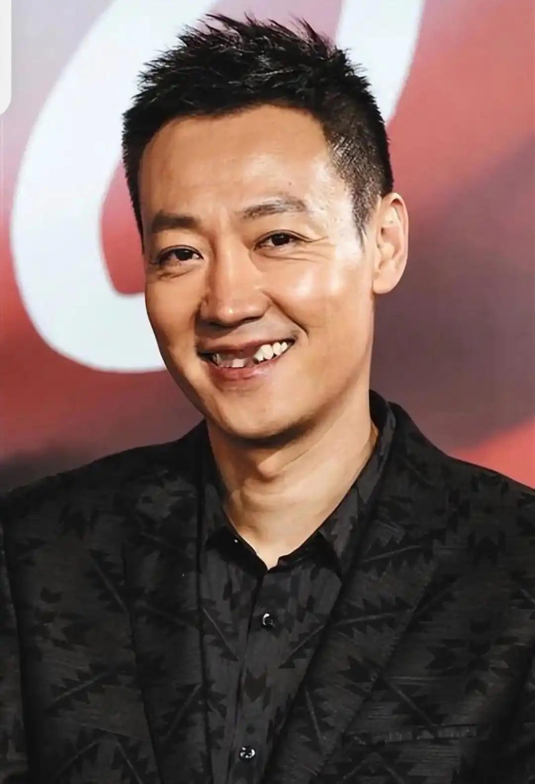 女儿考进中戏那天，他没掉一滴泪，却做了件让全网沉默的事。那天，辛柏青把女儿的衣服