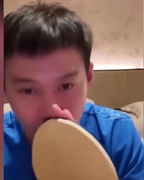 当别的运动员还在靠吼叫给自己壮胆时，孙颖莎已经用一个动作，悄悄地展示了她的可怕之