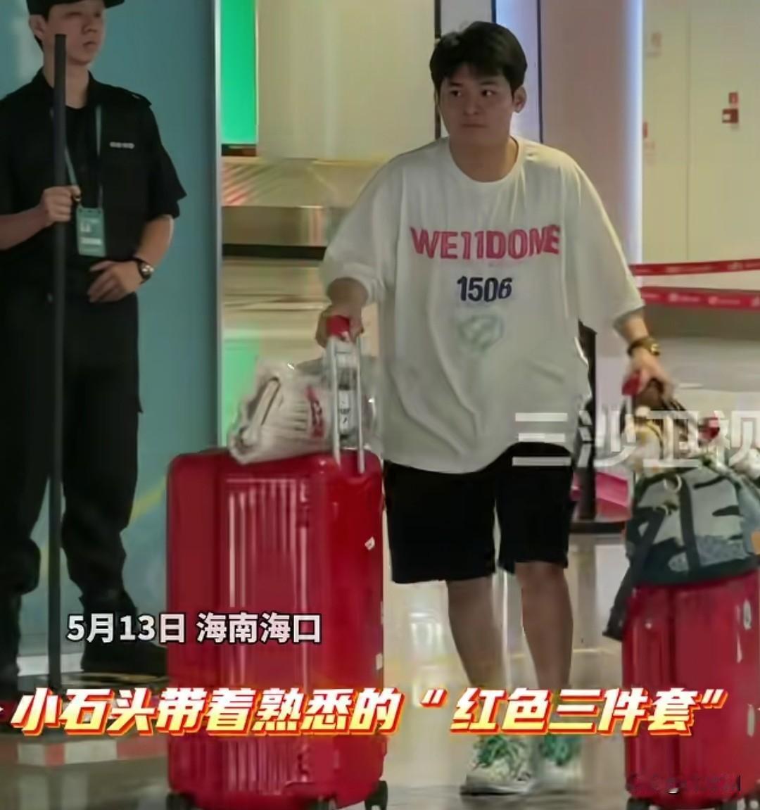 小石头林诗栋回家乡海南了，比赛告一段落，可以好好的陪伴下家人小石头推着红色行