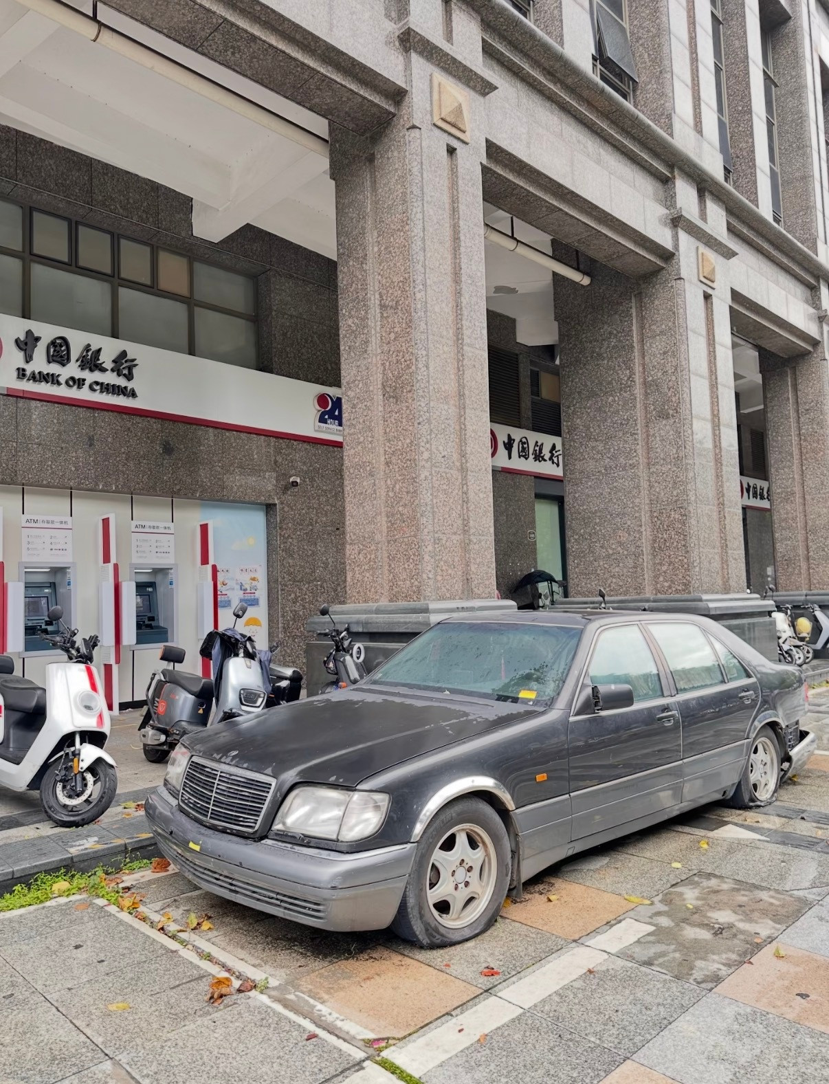 宝体C口这辆僵尸车，从车牌看，据说是以前军企的？在这放了好久，其它僵尸车都清掉了