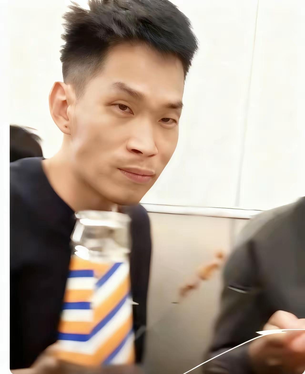 30分钟抽三包烟去行凶路上的这个细节暴露了他看似冷静下的极度心虚与挣扎