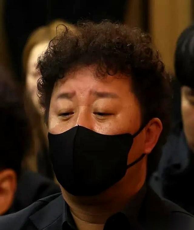 看到丁一宇在灵堂哭到眼睛红肿的照片，我才真的反应过来，那个我们从小看到大，脾气暴