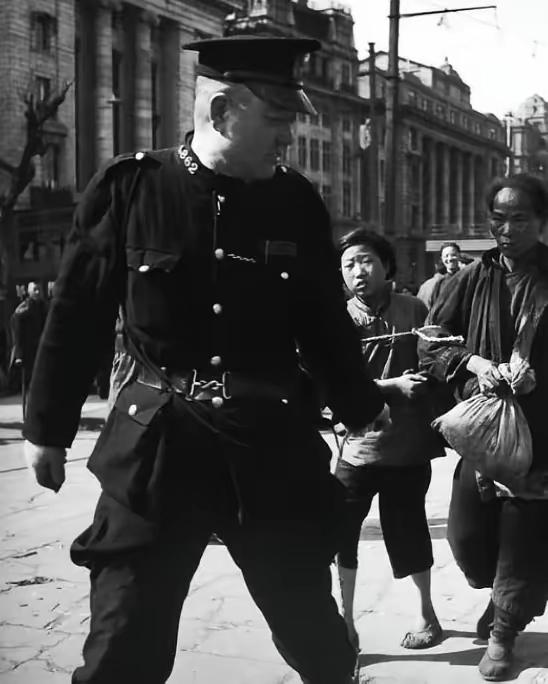 旧上海，督察长陆连奎和情人在旅馆，突然一个电话打过来：“你今天是不是打了一个年轻