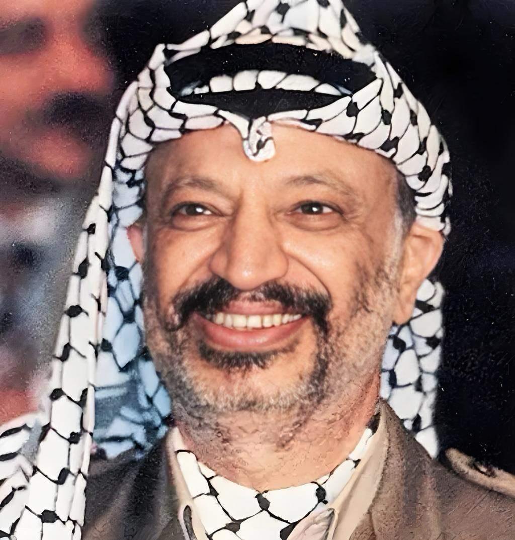 躲在暗处阿拉法特一辈子举着“民族解放”的大旗，形象看着像个为人民拼命的硬汉。但