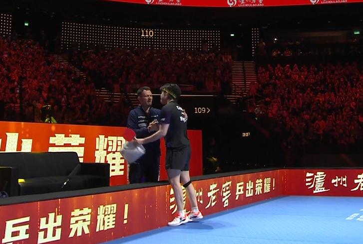 王楚钦懂英语，赛后与勒布伦和教练聊上了，但采访从不说英语。4月3日，王楚钦在澳