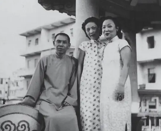 1965年，杜月笙的四姨太姚玉兰在外打牌时，顿感全身燥热，坐立难安，一时间她的心