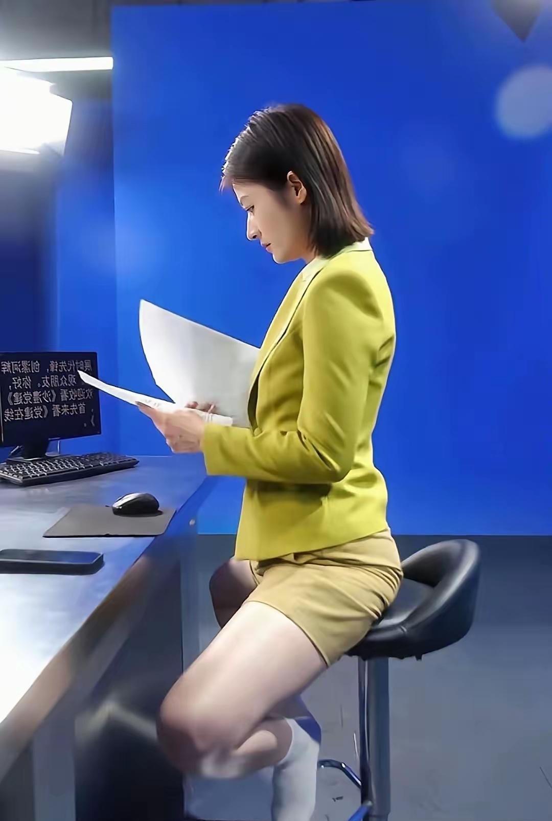 主持人的工作有多么辛苦，看了这种照片真的挺心疼她们的，她们穿着正装，这样的坐姿是