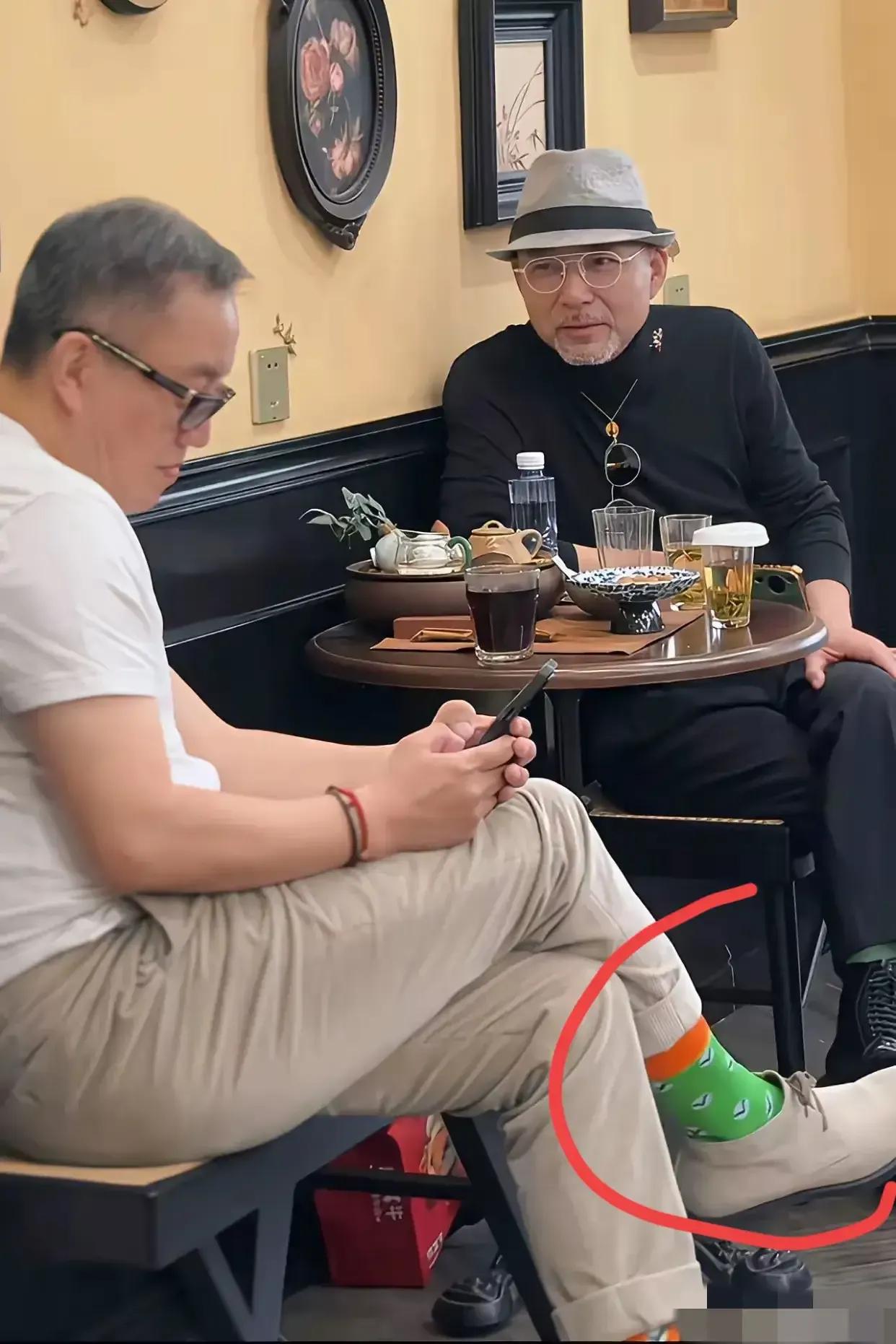 秦汉和罗大佑餐馆小聚。罗大佑一大巴年纪，挺新潮的，绿袿子挺招眼的。秦汉也不修边幅